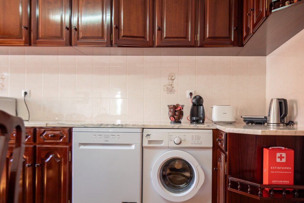 Fully equipped kitchen at Casa da Sogra, in Fajã Grande, with dishwasher, washing machine, and coffee maker with pods